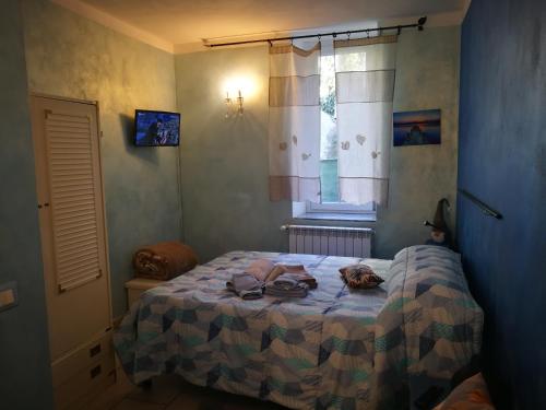 a bedroom with a bed with towels on it at Home n Breakfast Ca' di Toni in Testana