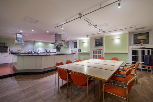 a kitchen and dining room with a table and chairs at Fletcher Waldhotel Nordrhein-Westfalen in Heiligenhaus