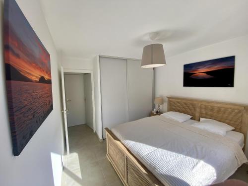 Ένα ή περισσότερα κρεβάτια σε δωμάτιο στο Nice Ouest 2P Sea view, Pool, Quiet