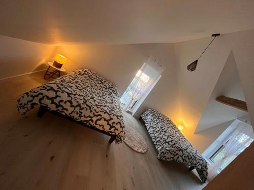 - une chambre avec un lit et deux oreillers dans l'établissement With us , your home nous chez vous, à Bécon-les-Granits