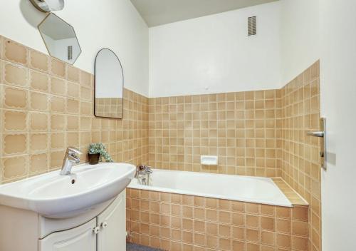 une salle de bain avec un lavabo et une baignoire dans l'établissement Bright Studio in the Heart of Butte aux Cailles, à Paris