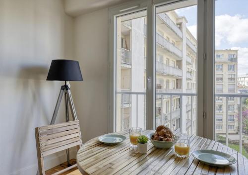 - une table avec un bol de nourriture dans une chambre avec une fenêtre dans l'établissement Bright Studio in the Heart of Butte aux Cailles, à Paris