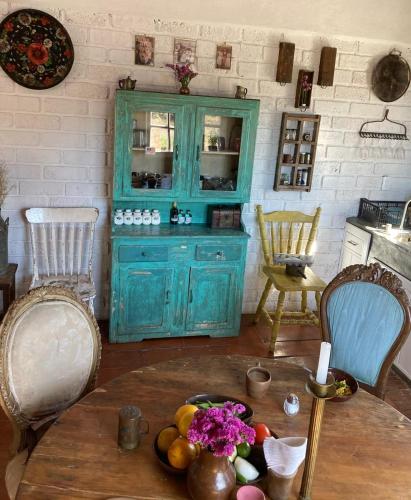 a kitchen with a blue cabinet and a table at Hermosa casa de campo a solo 90min de CDMX in San Lorenzo Octeyuco