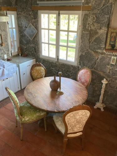 a wooden table and chairs in a kitchen at Hermosa casa de campo a solo 90min de CDMX in San Lorenzo Octeyuco