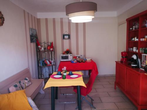 a small kitchen with a table with a red table cloth at Home n Breakfast Ca' di Toni in Testana