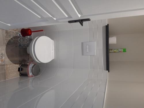 une chambre blanche avec une bouche d'incendie sur le mur dans l'établissement Quiet apartment, à Dinard