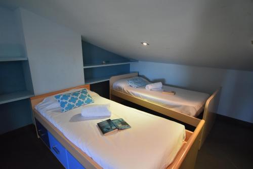 two beds in a small room with blue walls at RNET - Apartments Roses Centre in Roses