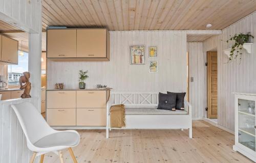 Una cocina o cocineta en Gorgeous Home In Juelsminde With Wifi