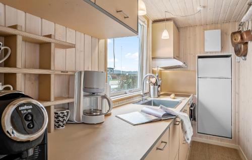 Una cocina o cocineta en Gorgeous Home In Juelsminde With Wifi