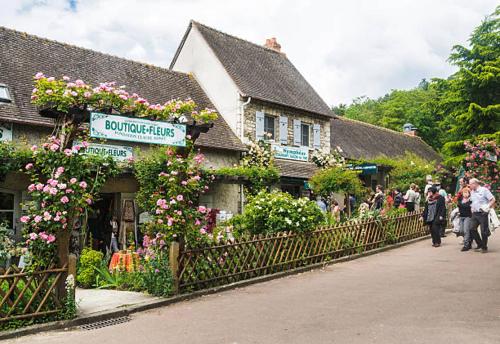 a group of people walking in front of a building with flowers at Domaine Spa Perret-3Ha-Château ArtDéco MasterSuite B&B ou Gîte de Charme-À3Mn Giverny-Jardins Monet-Le Vexin-Piscine Chauffée en Haute Saison-Aire Enfants-PingPong-Options Dîner-Billard-Massage-Yoga-Coaching-Fitness-Sauna-Hammam-Promo2Nuits Jacuzzi inclus in Sainte-Geneviève-lès-Gasny