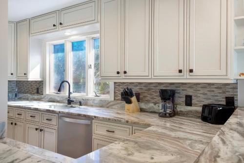 Η κουζίνα ή μικρή κουζίνα στο Bayview Sunset Getaway B by Sun Palace Vacations