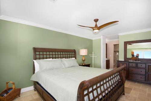 Ένα ή περισσότερα κρεβάτια σε δωμάτιο στο Bayview Sunset Getaway B by Sun Palace Vacations