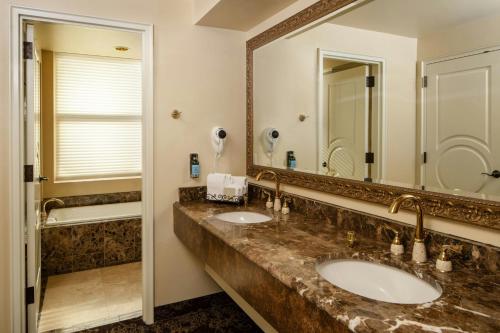 Davenport Hotel, Autograph Collectionにあるバスルーム