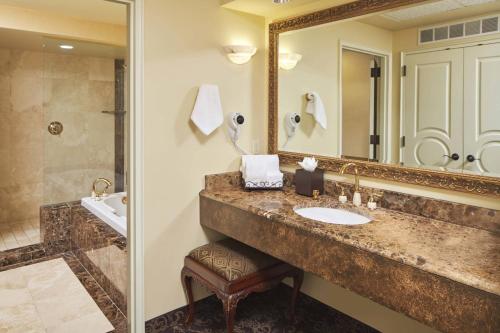 Davenport Hotel, Autograph Collectionにあるバスルーム