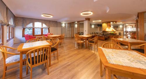 a restaurant with wooden tables and wooden chairs at Hotel Guillem & Spa in Encamp