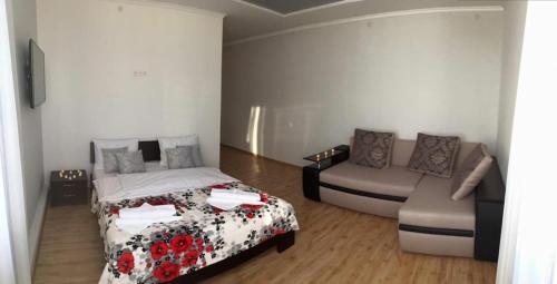 VIP Apartament in the center في تريسكوفيتس: غرفة نوم فيها سرير واريكة