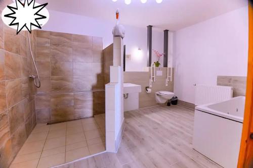 Un baño con ducha, inodoro y lavabo. en Apartments Villa Schwan, en Wunstorf