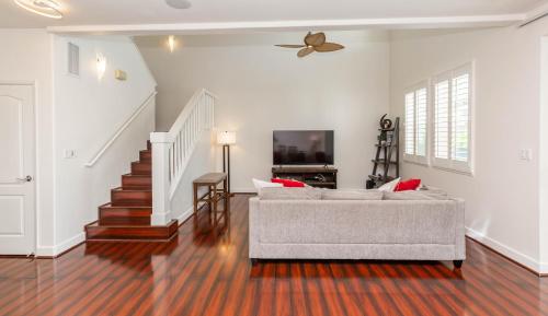 a living room with a couch and a tv at Villa Olina 3-Bedroom Walking Distance From Lagoons 30-day Minimum Vacation Rental in Kapolei