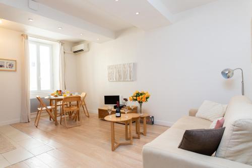 un salon avec un canapé et une table dans l'établissement Le Cosy YourHostHelper, à Cannes