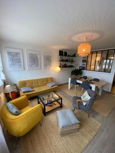 un salon avec un canapé jaune et une table dans l'établissement Appartement lumineux 70 m2 proche centre, à Brest