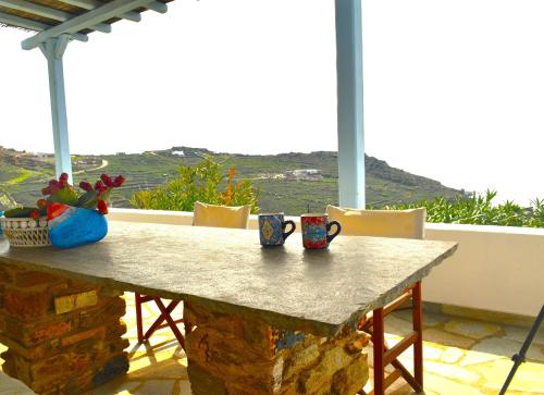 - deux tasses à café assises sur une table sur une terrasse dans l'établissement Villa Demy, à Kardhianí