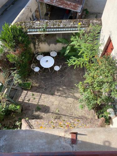 an overhead view of a table and chairs in a garden at Cœur de Herisson in Hérisson