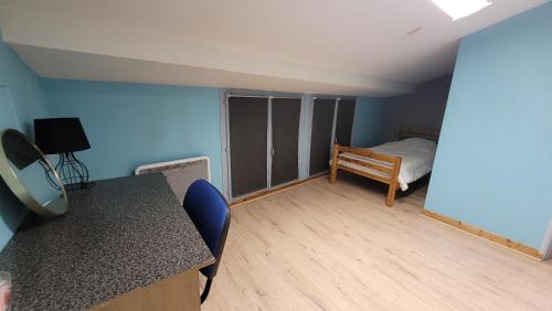 - une chambre avec un lit et une table dans l'établissement Appartement 3 chambres centre historique, au Puy-en-Velay