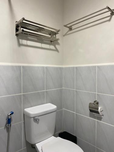 Ένα μπάνιο στο Studio with Balcony and Pool View in the Heart of Lapu-Lapu, Cebu
