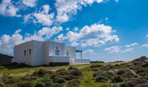 une maison blanche au sommet d'une colline dans l'établissement Villa Demy, à Kardhianí