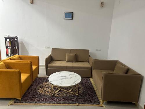 Ruang duduk di Cozy farmhouse escape serenity by Narmada