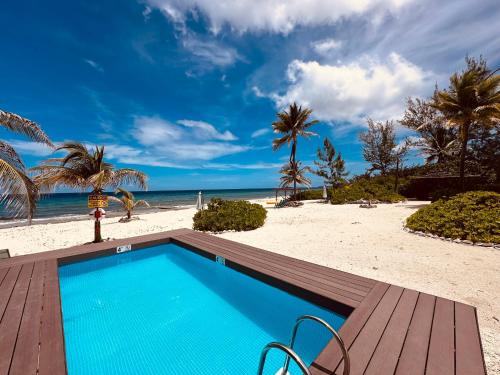 Kolam renang di atau dekat dengan Featherstone Upstairs Apartment, Cayman Brac
