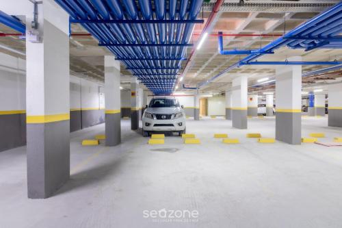 a parking garage with a car parked in the middle at Condomínio a beira-mar c/ piscina - SHC in Piçarras