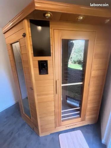 d'une grande armoire en bois avec une fenêtre. dans l'établissement Maison cosy avec piscine à Liffol-le-Grand, 42 m², à Liffol-le-Grand
