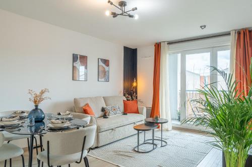 un salon avec un canapé et une table dans l'établissement Les ailes du vent - 10min Paris - Parking, à Montreuil