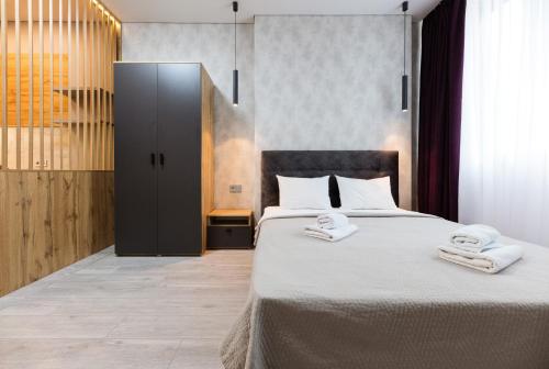 une chambre avec un lit avec deux serviettes dessus dans l'établissement ЖД вокзал Охматдет КПИ Политех В Черновола 30, à Kiev