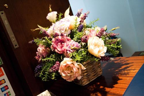 a bouquet of flowers in a basket on a table at Hotel La Toscana in Arezzo