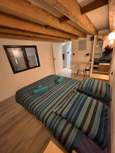 une chambre avec un grand lit dans une pièce dans l'établissement PartDieu tout neuf, climatisation !, à Lyon