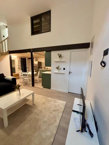 un salon avec un canapé et une table dans l'établissement PartDieu tout neuf, climatisation !, à Lyon