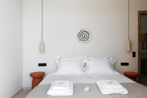 Ένα ή περισσότερα κρεβάτια σε δωμάτιο στο Infinity View Suites Tinos