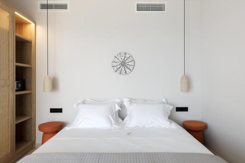 Ένα ή περισσότερα κρεβάτια σε δωμάτιο στο Infinity View Suites Tinos