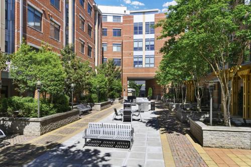 アーリントンにあるSpacious Comfort Near Downtown Hotspotsの建物前のベンチと木々のある公園