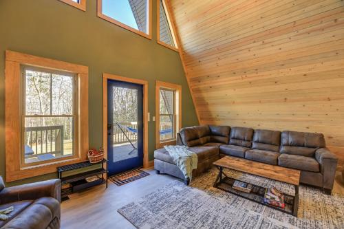 Ruang duduk di Wytheville A-Frame Cabin with Wraparound Deck