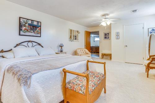 una camera da letto con un letto grande e una sedia di Walk to Ohio River and Spencer Landing Apt with Patio a Vienna