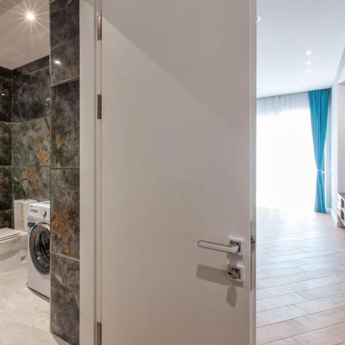 una porta per un bagno con lavatrice di Park Residence 1, Sea Breeze a Baku