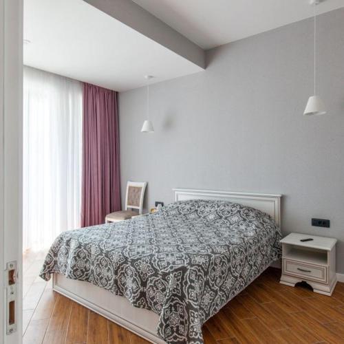 una camera da letto con un letto grande e una finestra di Park Residence 1, Sea Breeze a Baku