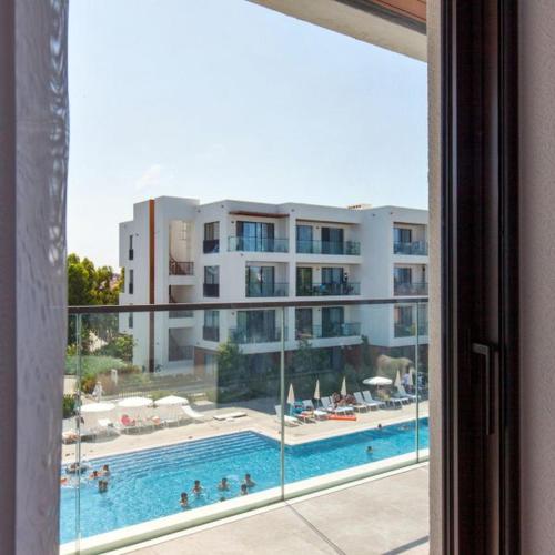 una vista di un grande edificio con piscina di Park Residence 1, Sea Breeze a Baku