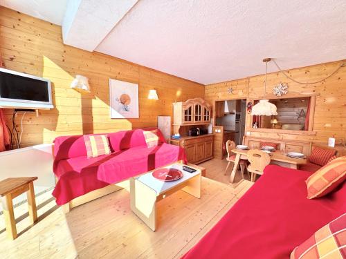 une chambre avec un lit et un salon dans l'établissement Saint Pierre - ISOLA 2000, à Isola