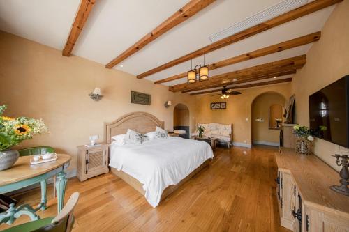 a large bedroom with a bed and a living room at 杭州茶香丽舍旅居民宿 in Hangzhou