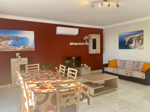 Ruang duduk di Sunrise Bay Apartments - Frontline Sea Views
