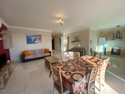 Dapur atau dapur kecil di Sunrise Bay Apartments - Frontline Sea Views